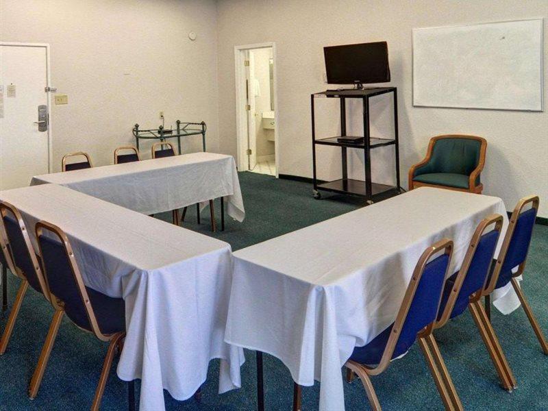 Quality Inn Tulsa Central Екстериор снимка