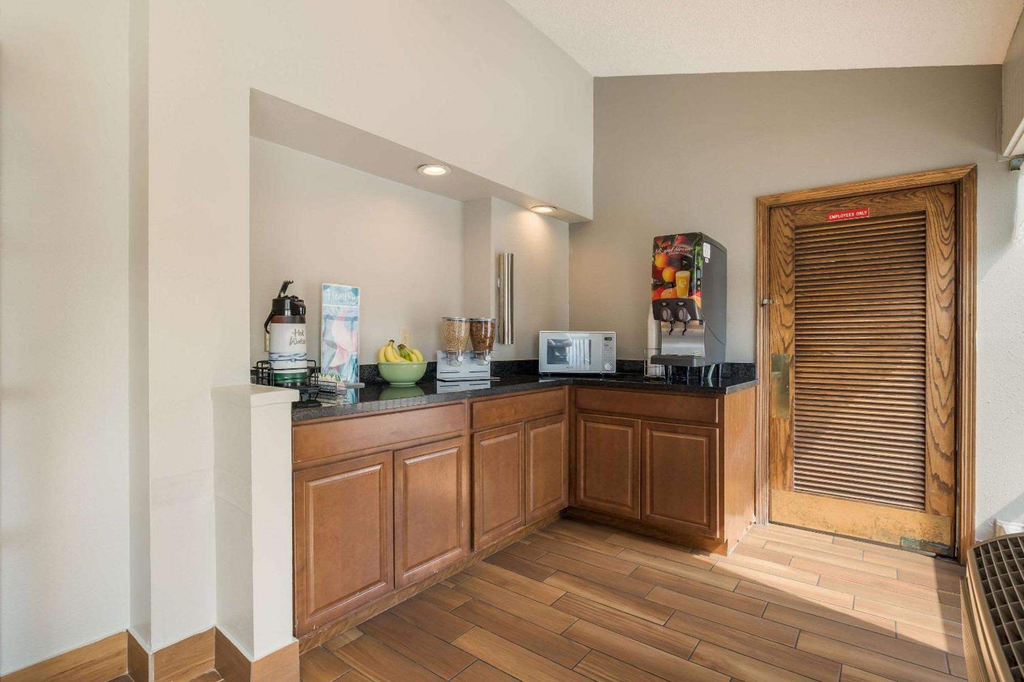 Quality Inn Tulsa Central Екстериор снимка