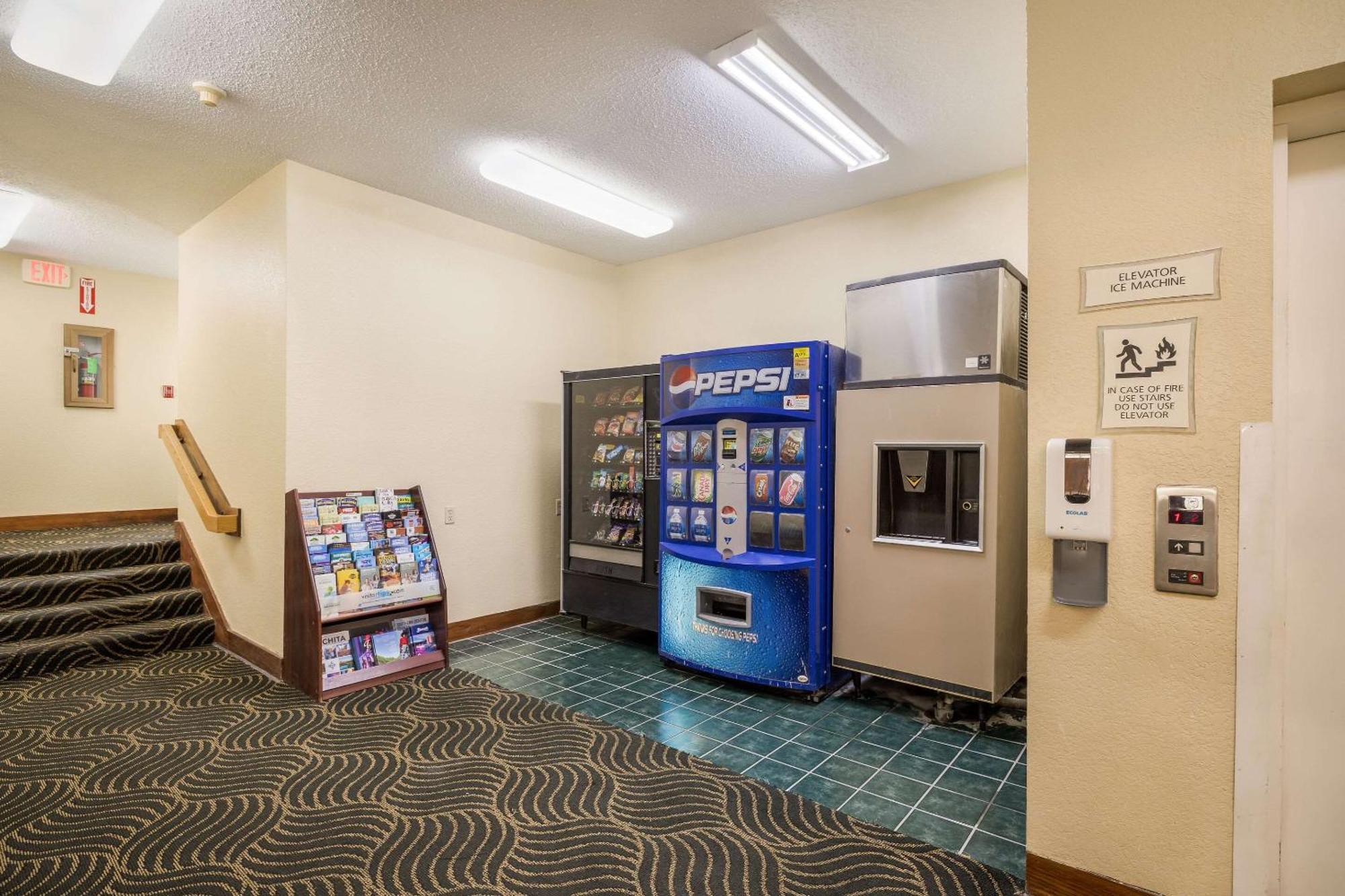 Quality Inn Tulsa Central Екстериор снимка