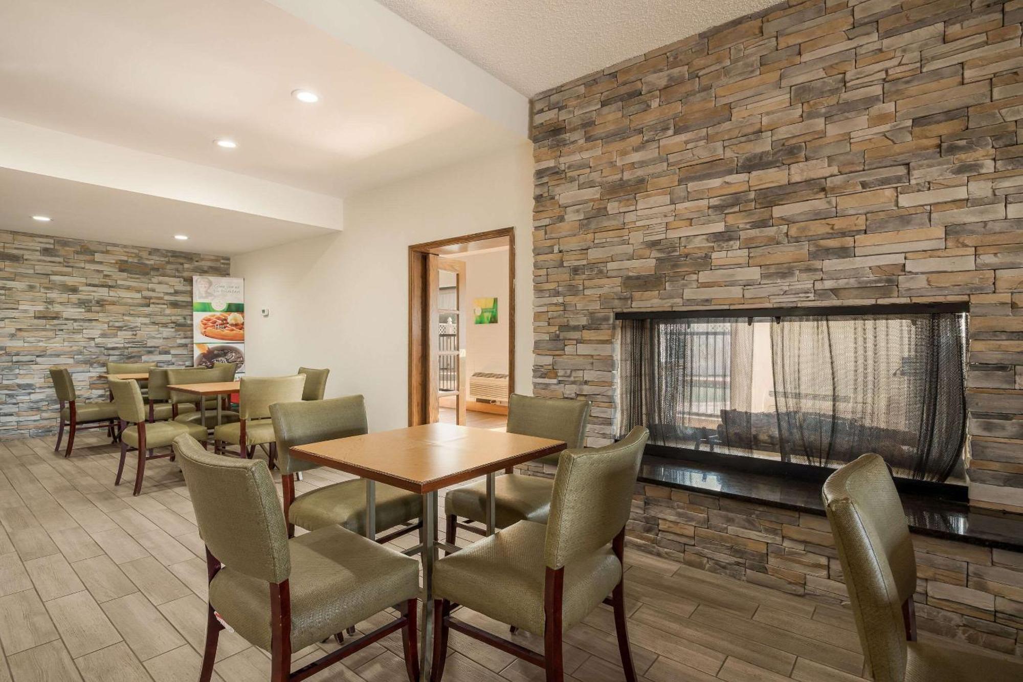 Quality Inn Tulsa Central Екстериор снимка