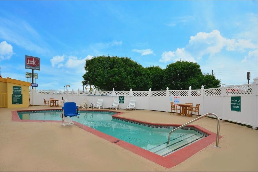Quality Inn Tulsa Central Екстериор снимка