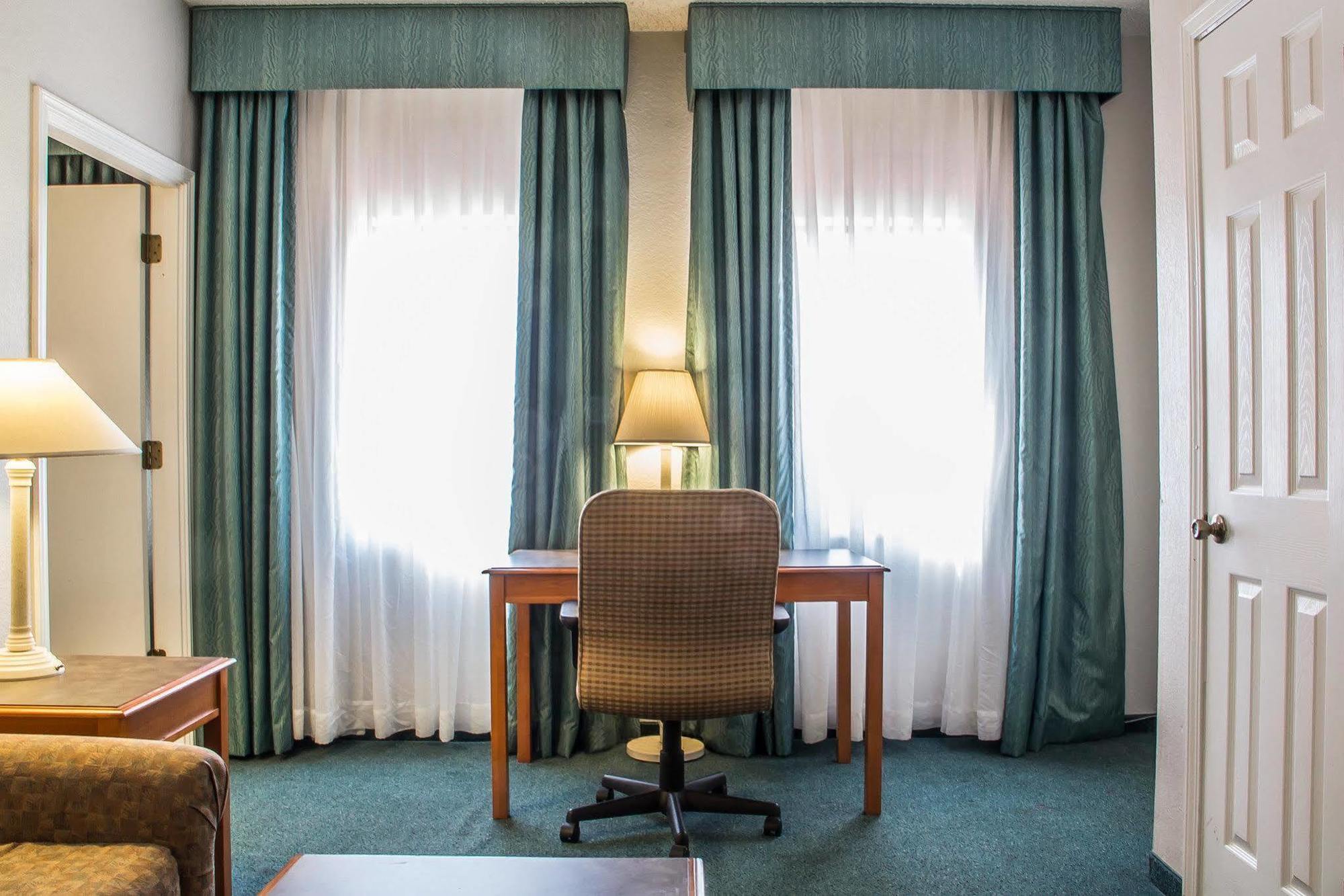 Quality Inn Tulsa Central Екстериор снимка